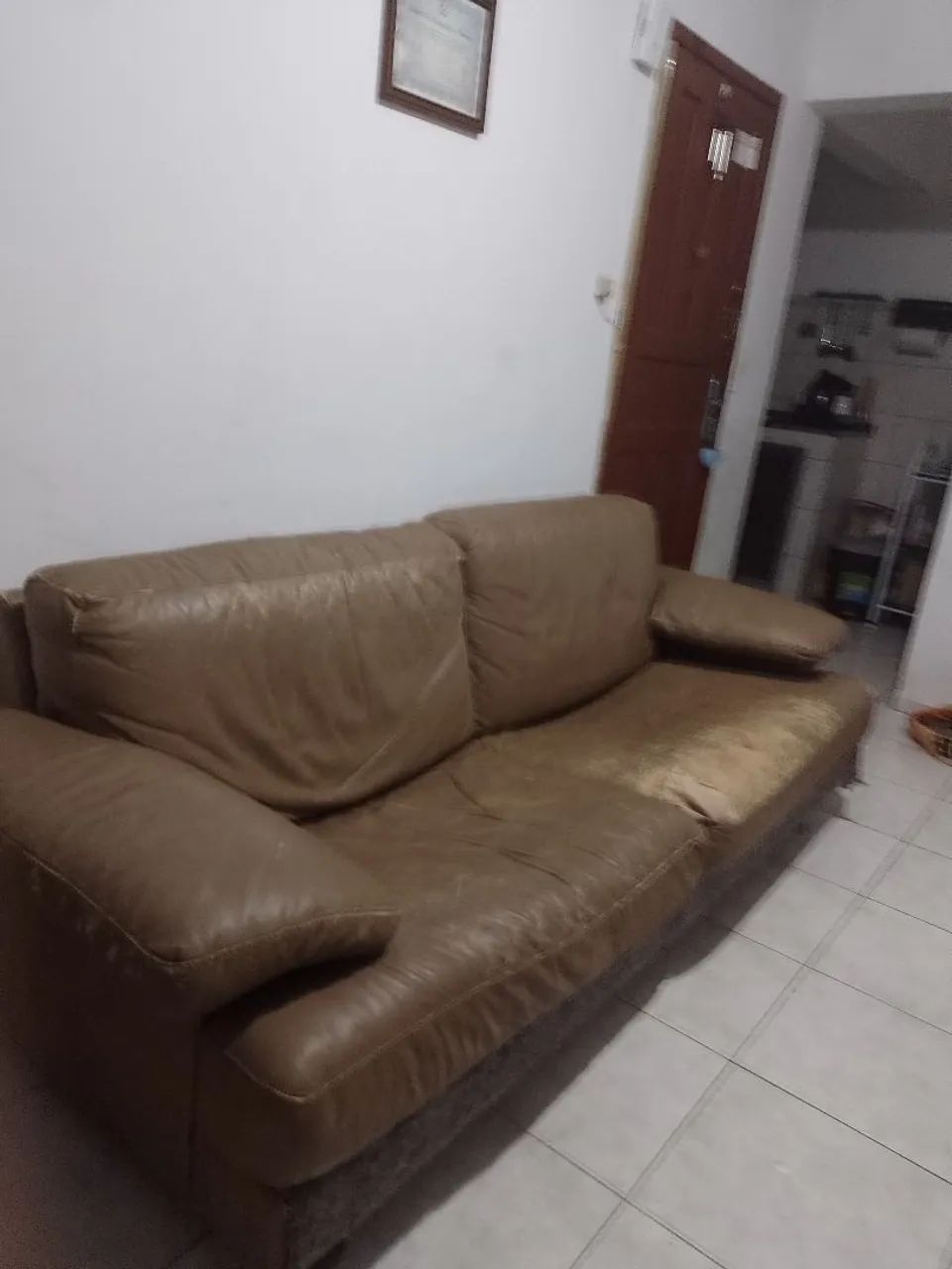 Vendo sofá de couro - Foto 4