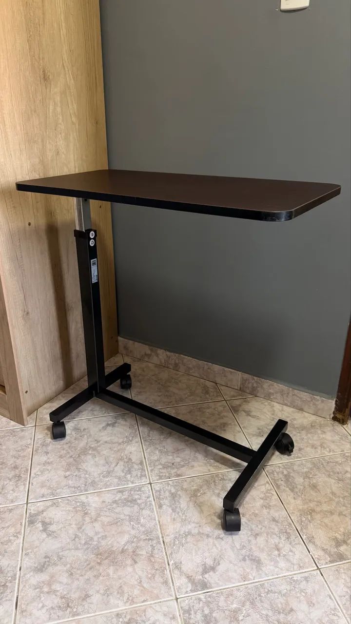 Mesa de apoio regulável com rodinhas 