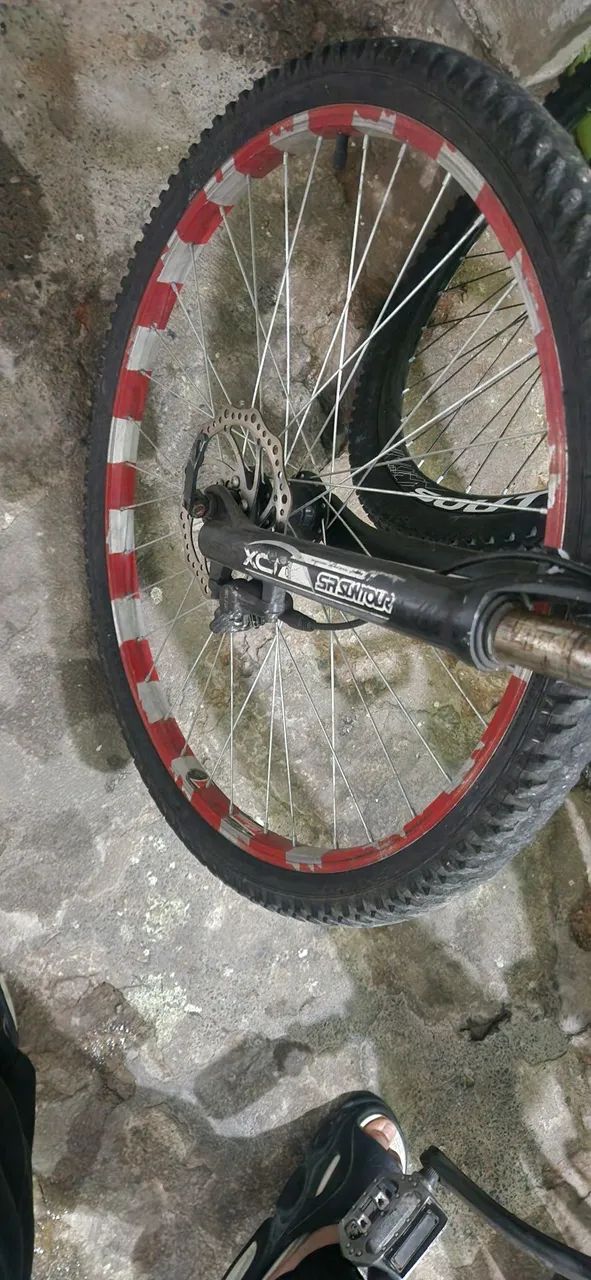 Bicicleta aro 26 (freio hidráulico) pra hojeee - Foto 4