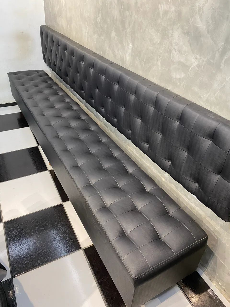 Vende-se sofá,com encosto fixo na parede 