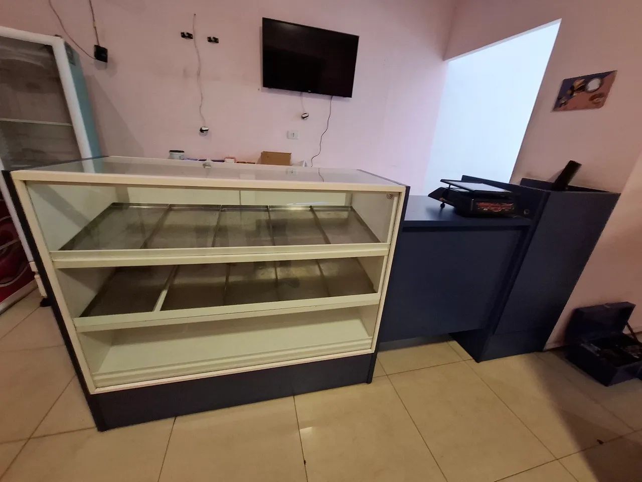 Balcão com vitrina fria e 10 bandeijas de  aluminio - Foto 2