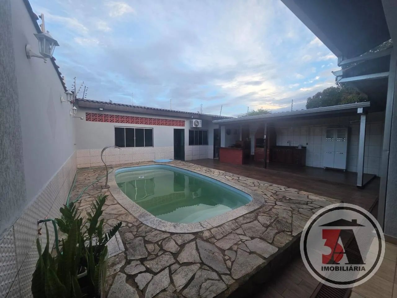 Casa 4/4 com Piscina Zona Sul
