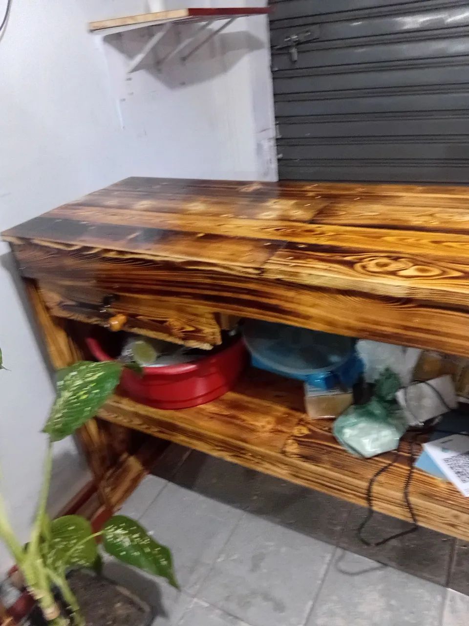 BALCÃO CAIXA COM GAVETA E CHAVE, MADEIRA RÚSTICO NOVINHO. 1.90ctm de comprimento. - Foto 4