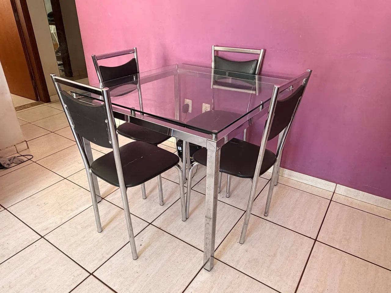 Mesa de metal com tampo de vidro e 4 cadeiras  - Foto 2