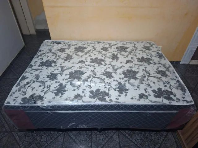 Cama de casal quase nova.