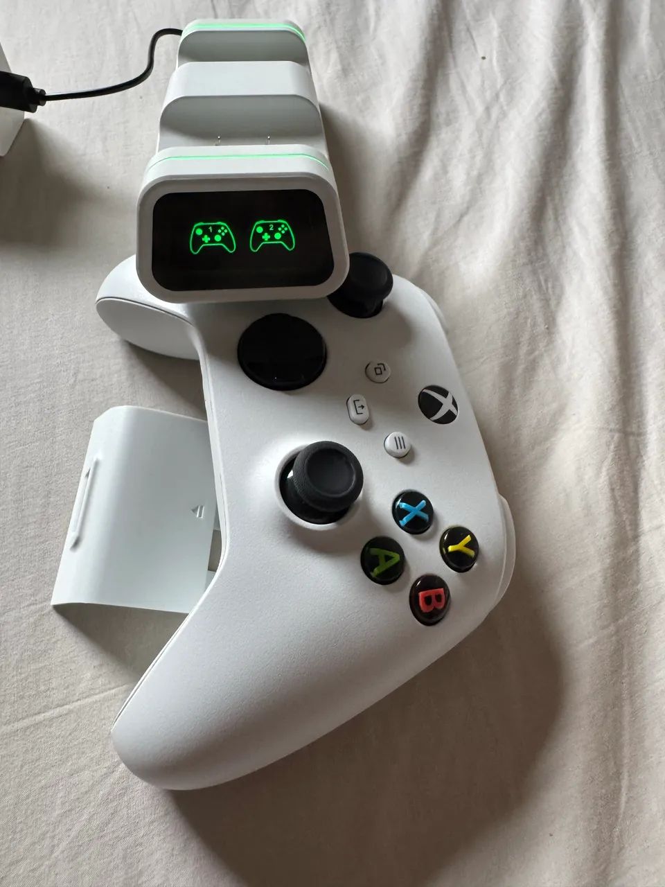Controle Xbox original e base de carregamento 