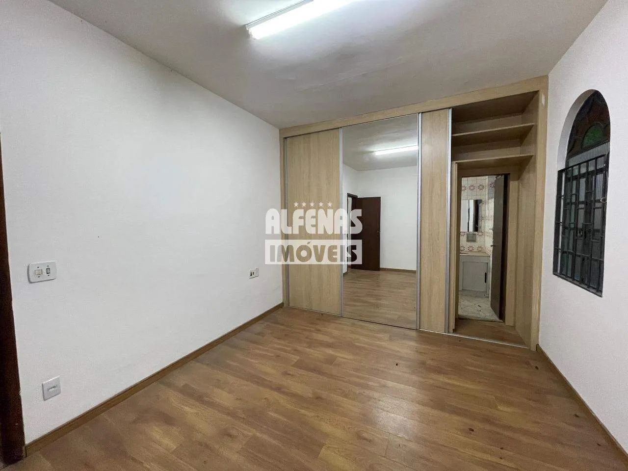 Excelente Casa comercial com 3 quartos 1 suíte.
