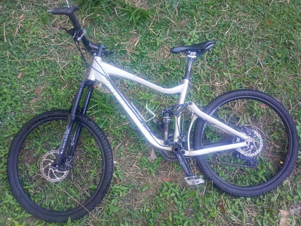 Bicicleta Giant Full Suspension - Revisada