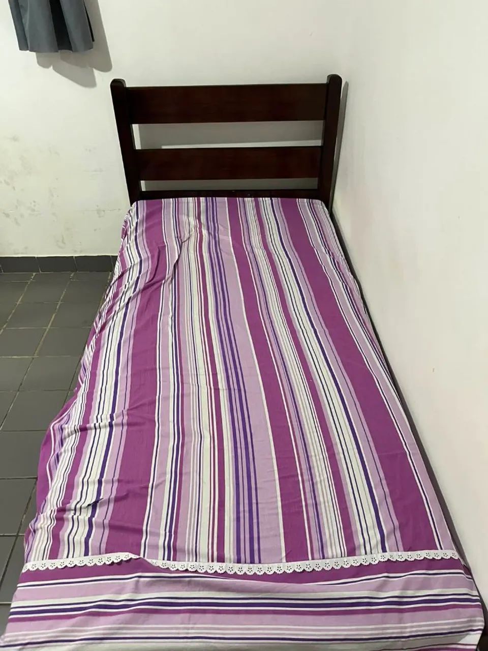 Cama solteirão de madeira com colchão