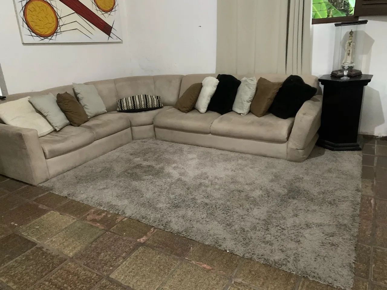 Sofa em couro + Almofadas + Tapete+ quadro 
