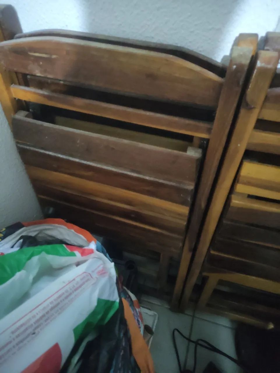 Vendo mesa e 4 cadeiras de madeira. 