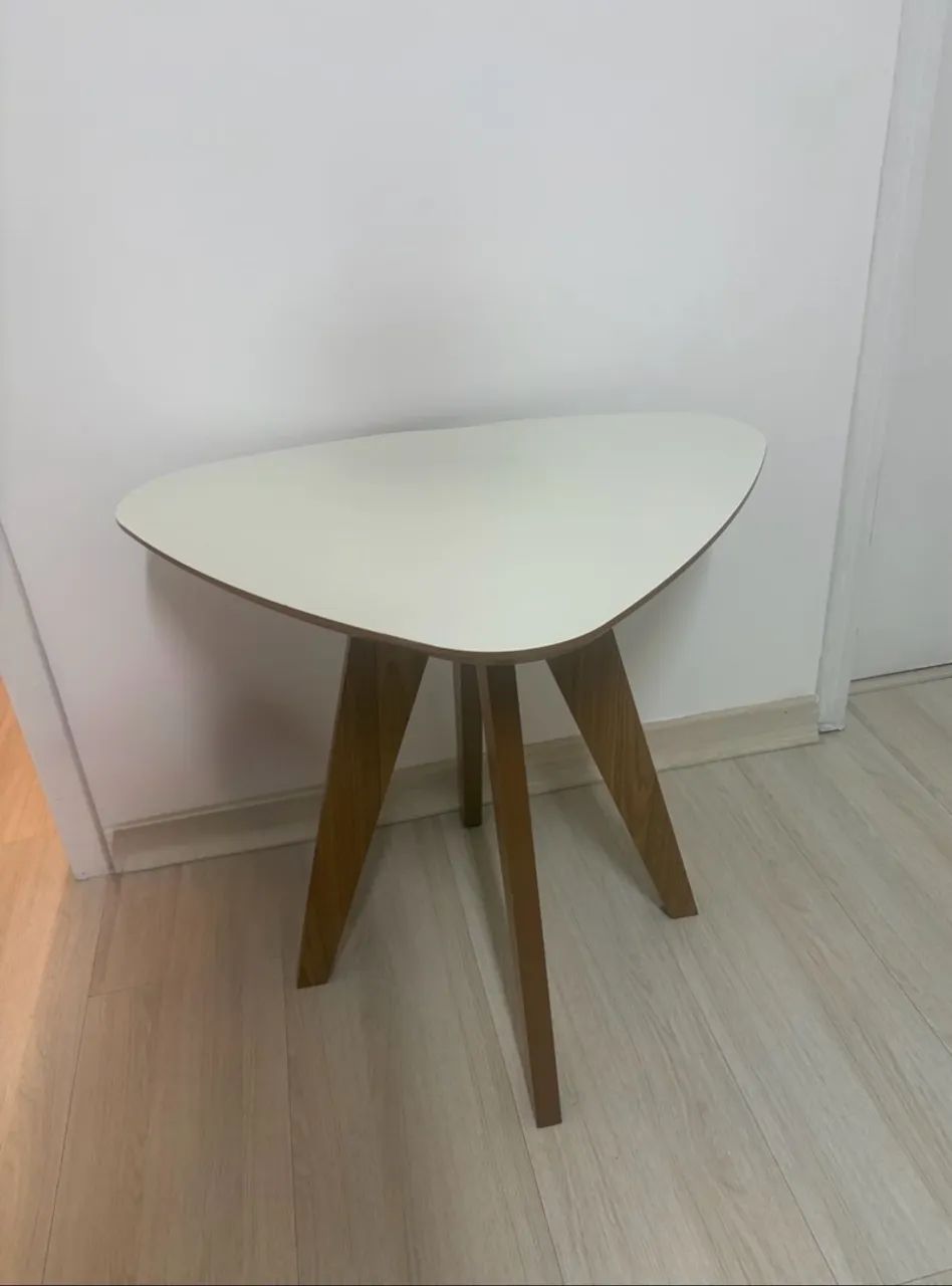 Mesa de centro/lateral madeira e off-white, estilo retrô 