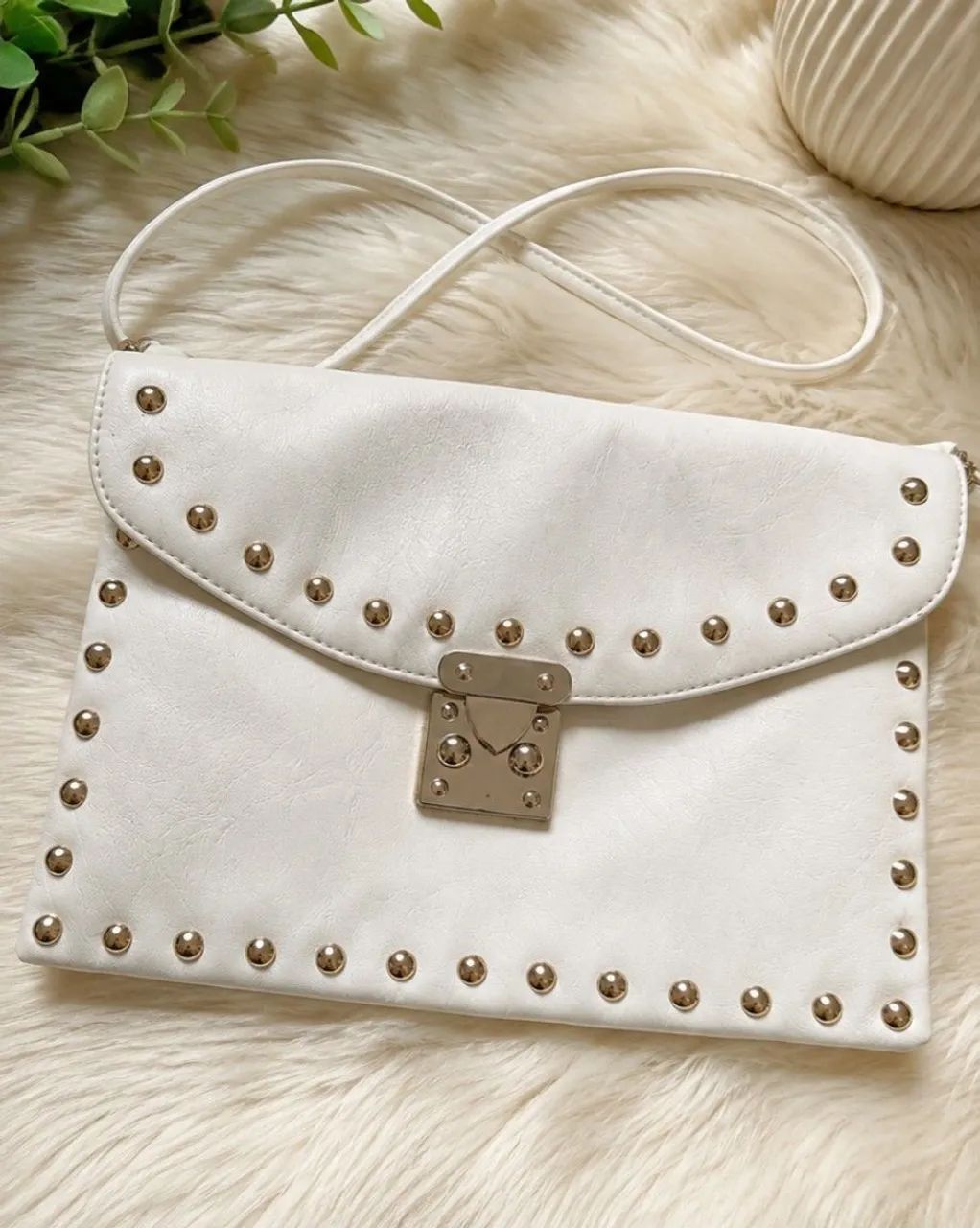 Bolsa branca transversal com tacha
