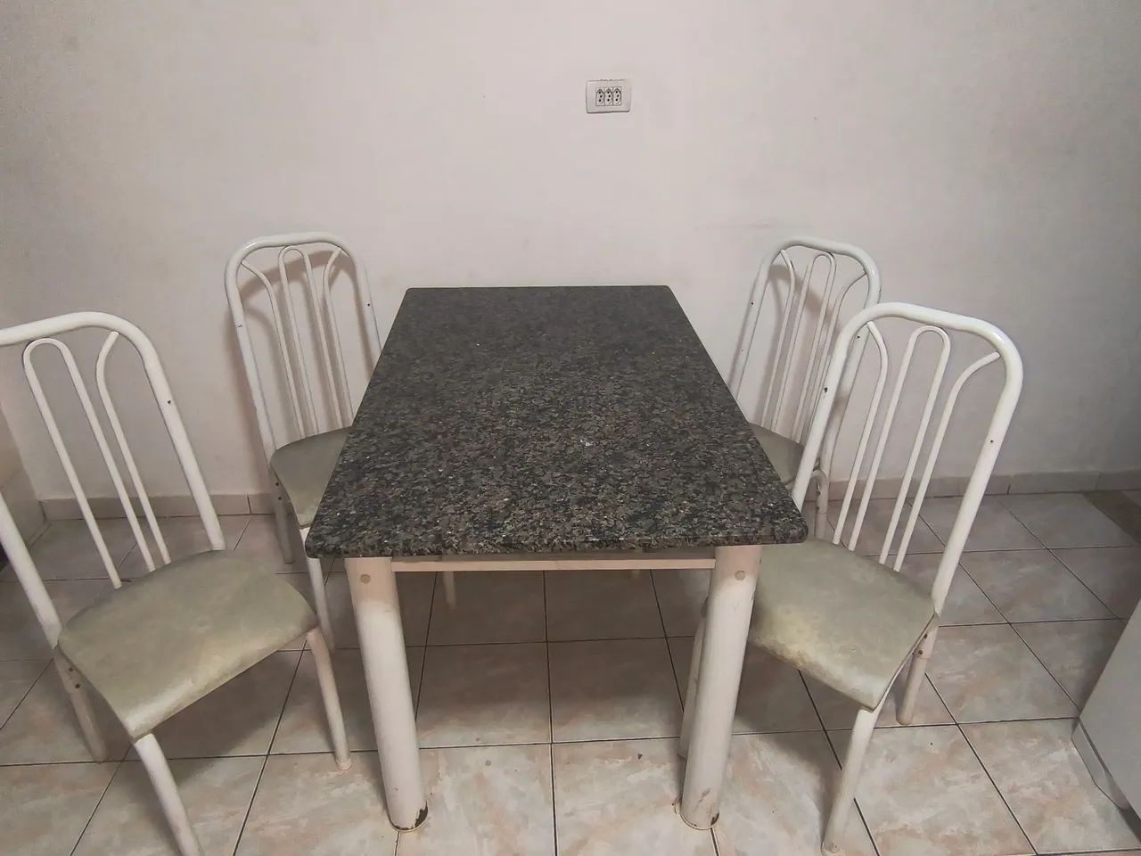 Mesa com 4 cadeiras 