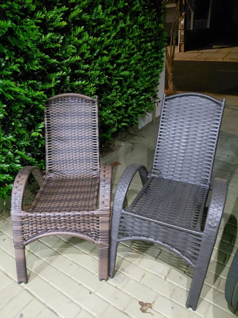 Duas Cadeira de Fibra e decoração, conjunto