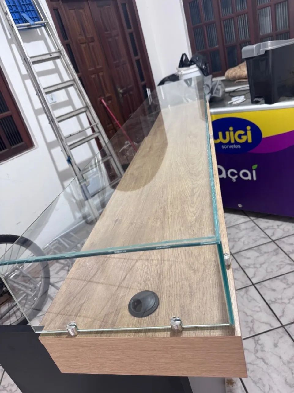 Balcão em MDF com expositor de vidro - Foto 2