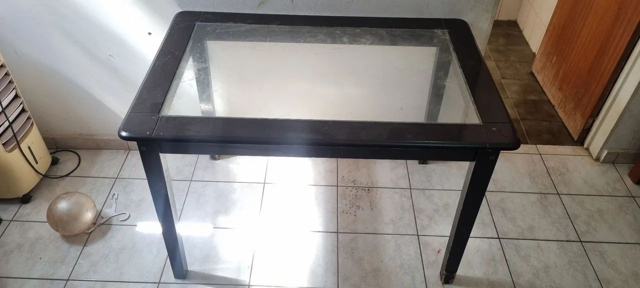 Mesa/ sem cadeiras 