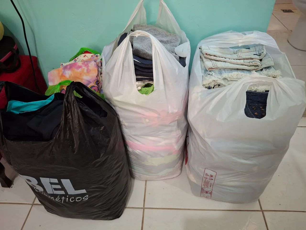 Fardo de roupas para brecho com 150 peças 