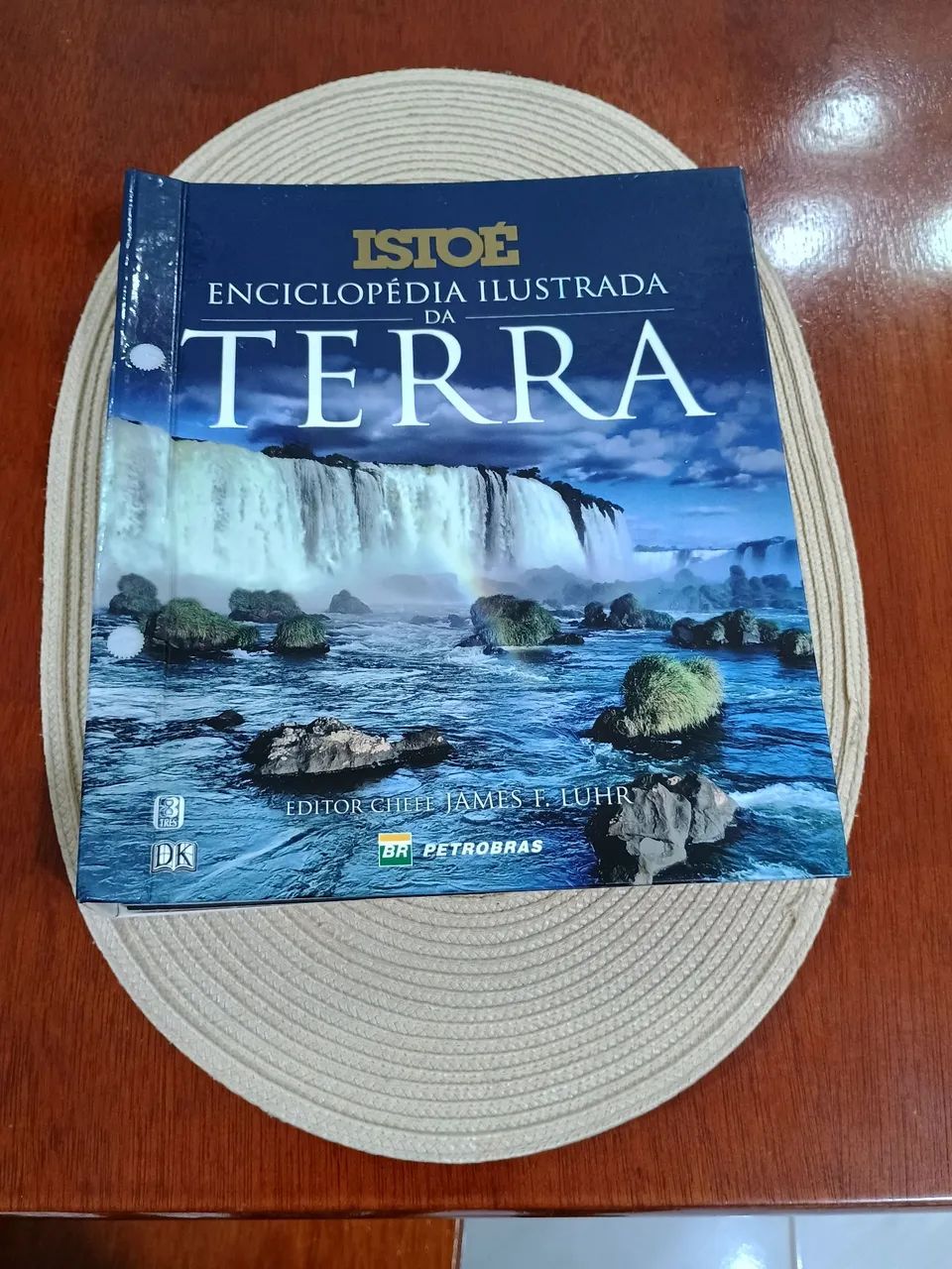 Enciclopédia ilustrada da terra.