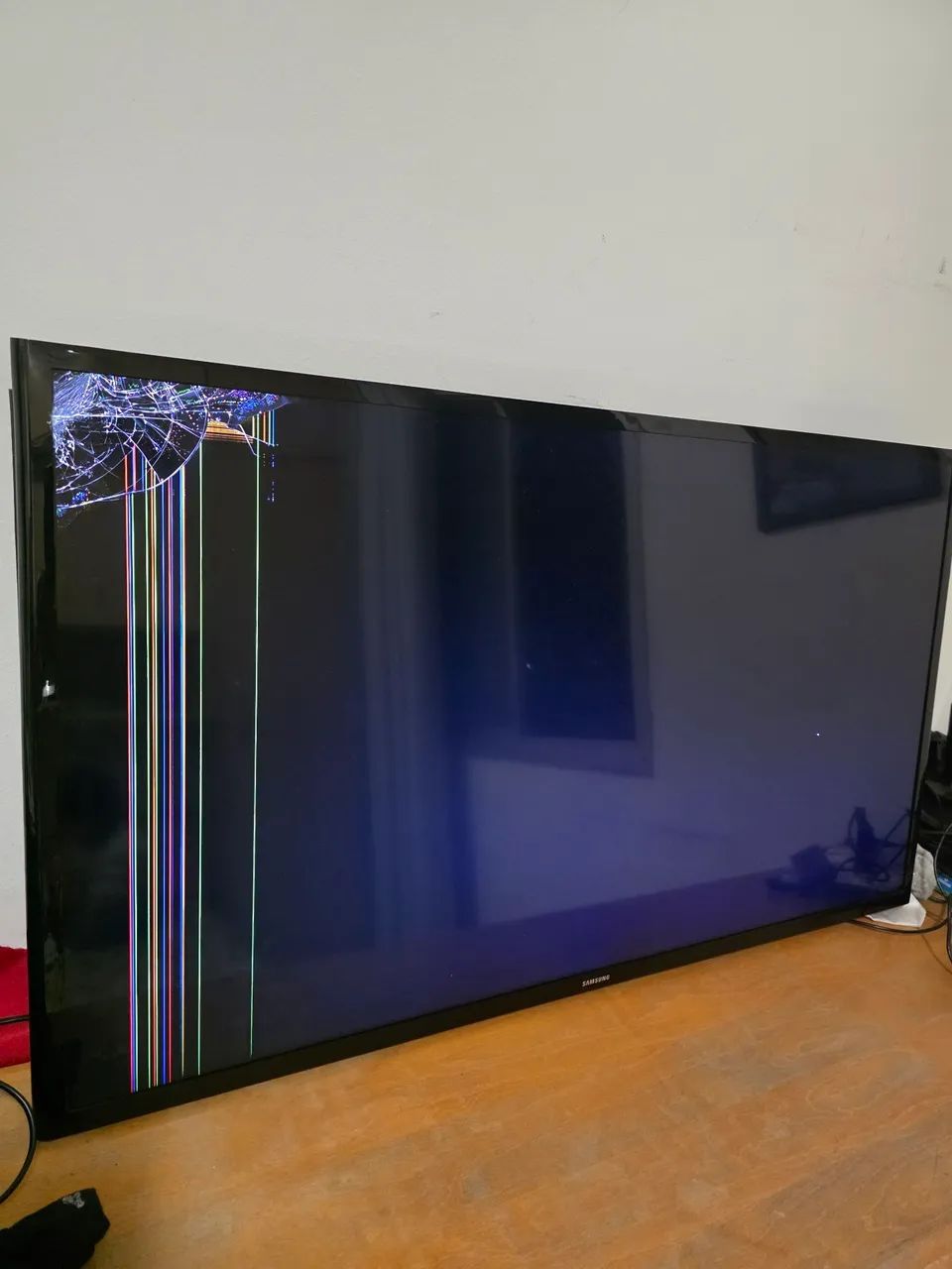 Vendo TV Samsung de 40 polegadas com a tela quebrada (display danificado).