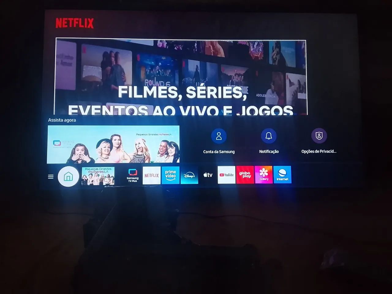 TV da Samsung  e suporte dois meses de uso 