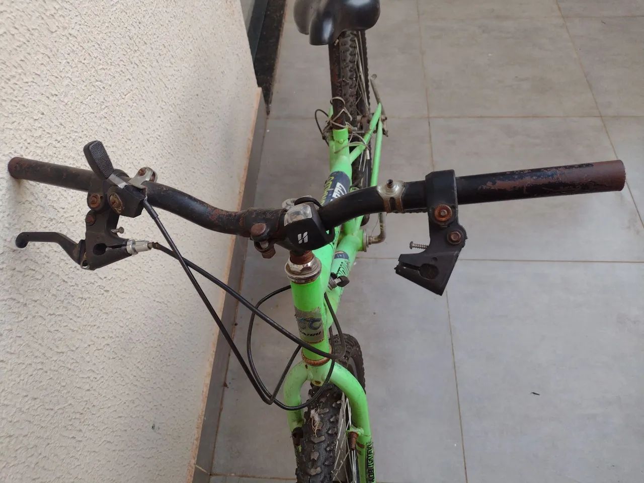 Bicicleta sem o freio dianteiro.  - Foto 2