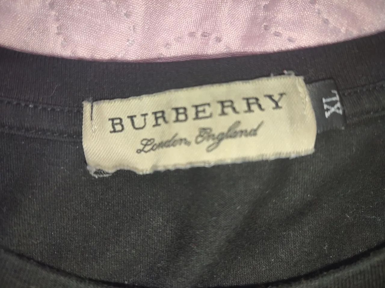 Camisa Burberry preta básica  - Foto 5