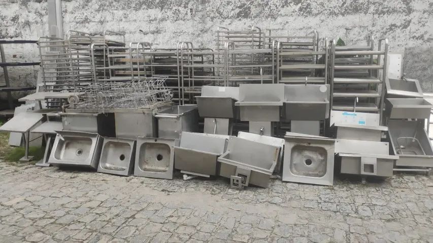 Aço inox 304. Lote com várias peças. Valor: 23.000,00 reais. Retirada em João Pessoa.