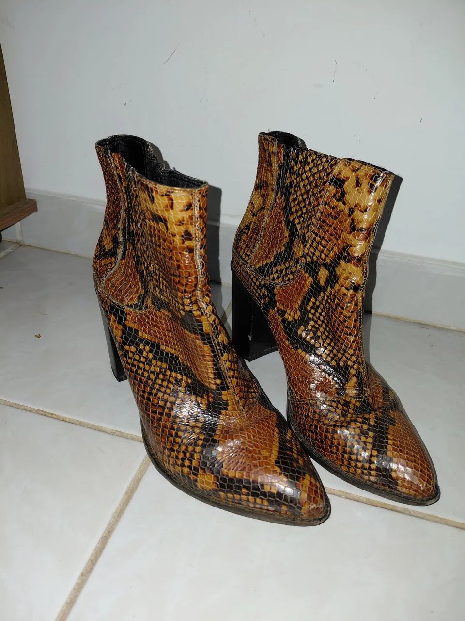 VENDO Bota Ankle Boot Couro Snake