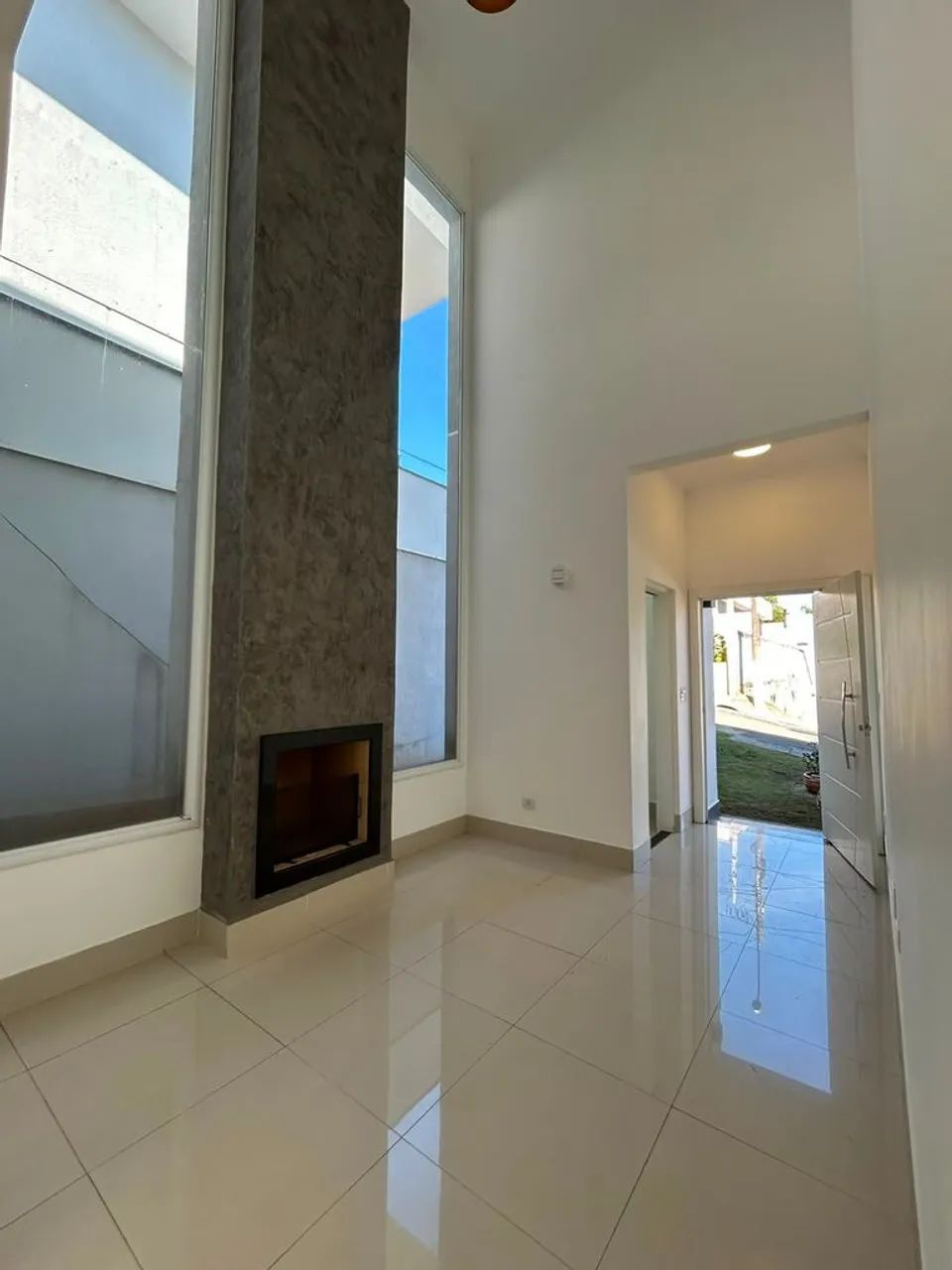 Casa Completa com Lareira, Churrasqueira e 4 Vagas de Garagem - Foto 3