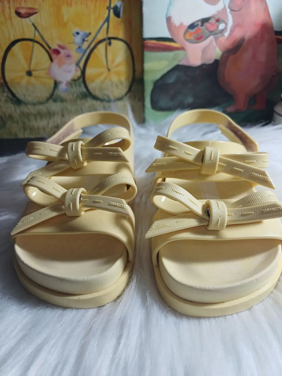 Sandália infantil Mini Melissa amarela de lacinhos, semi-nova. 