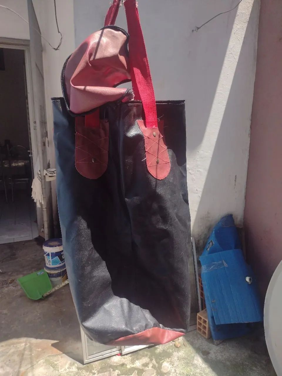 Vendo saco de boxe leve a luva grátis - Foto 3