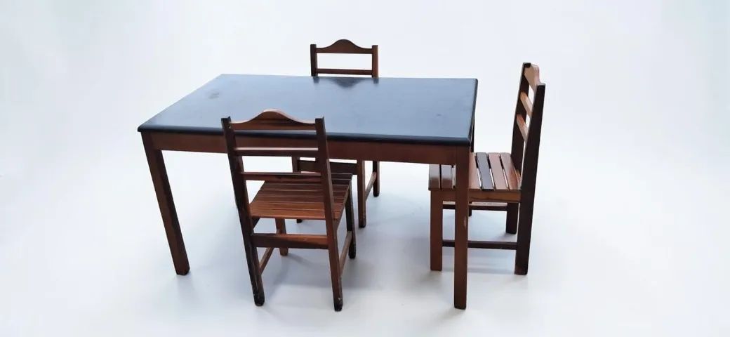 Mesa de jantar sem cadeiras.