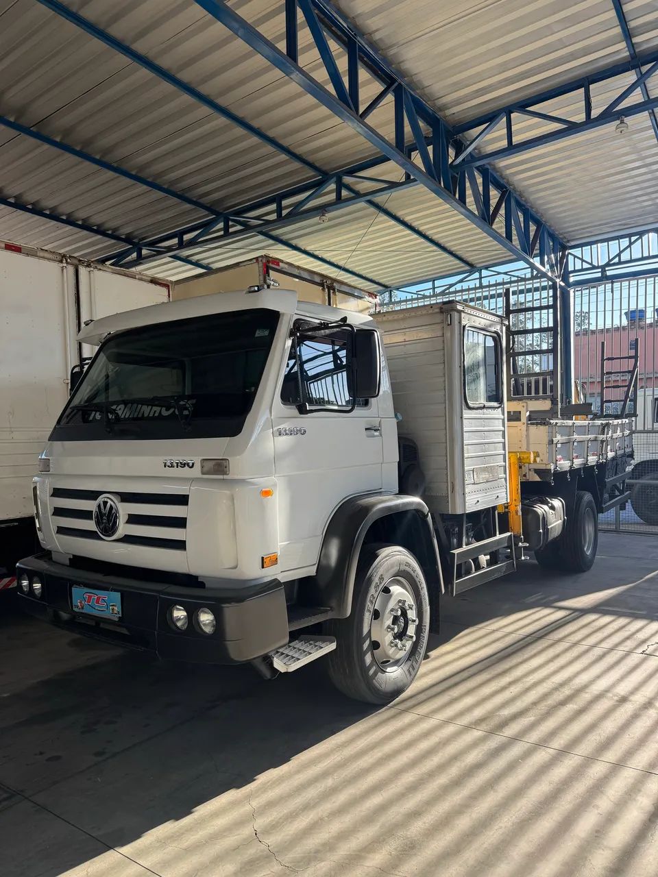 VW 13.190 com munck  - Foto 2