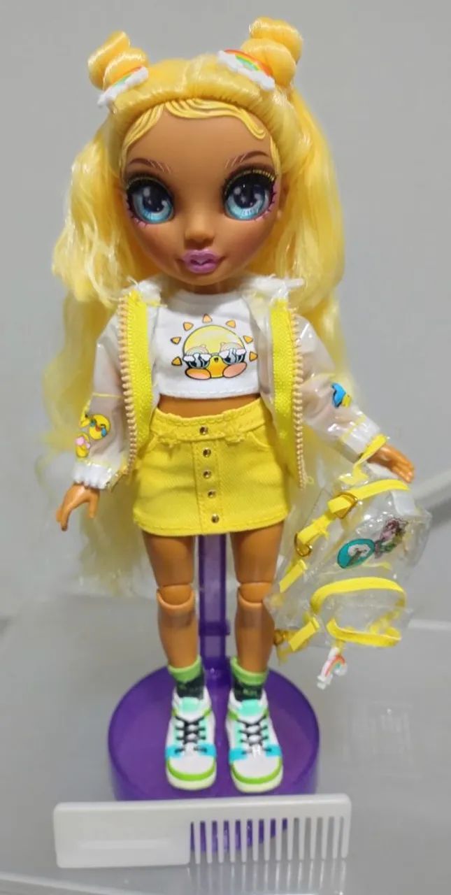 Boneca Rainbow High junior high. Leia descrição 