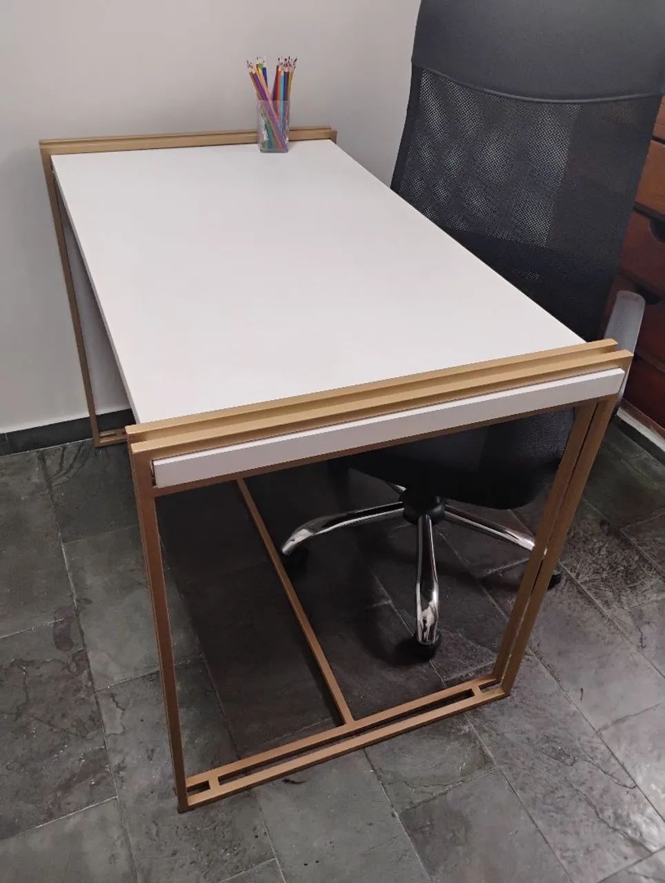 Vendo mesa estilo industrial branca e dourada