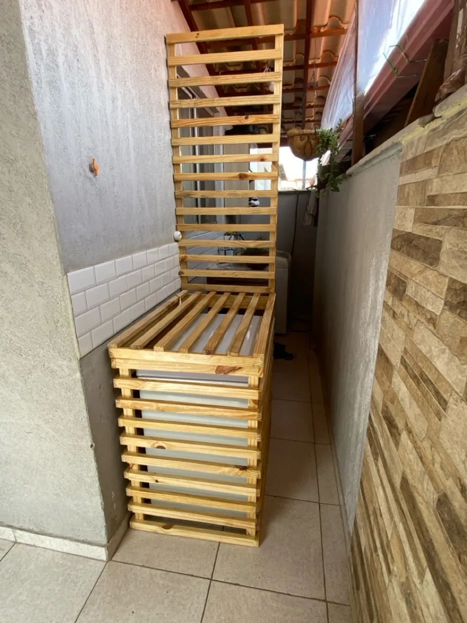 Suporte para freezer com painel ripado em Pinus - Foto 2