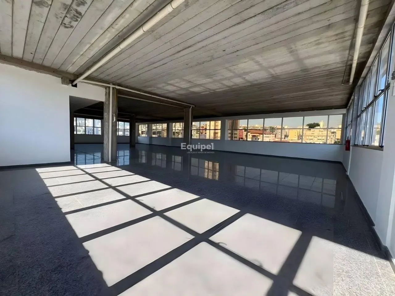 Excelente andar corrido novo para alugar no Estoril