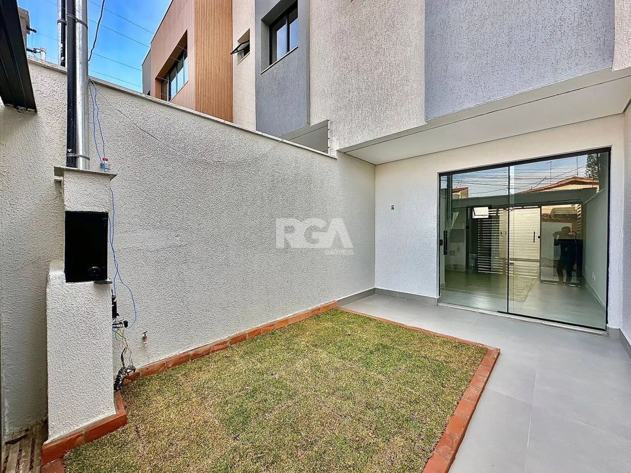 CASA GEMINADA COM 2 SUÍTES E 2 VAGAS  PLANALTO - Foto 2