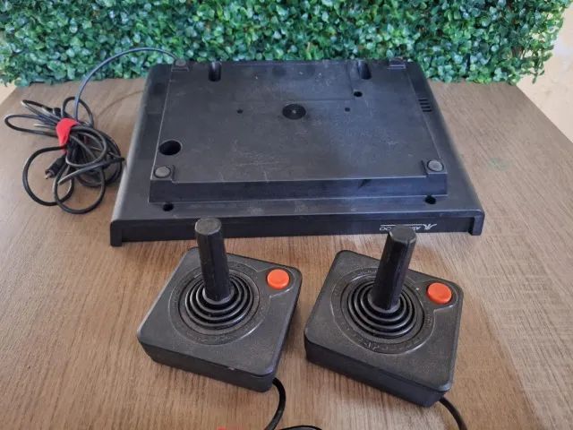Atari com 2 controles funcionando certinho bem conservado - Foto 2
