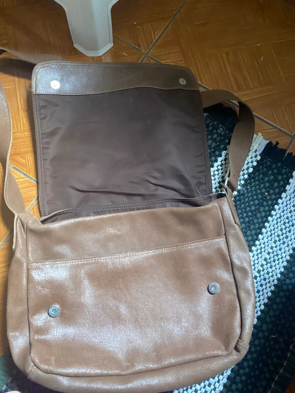 bolsa de ombro marrom em couro - Foto 3