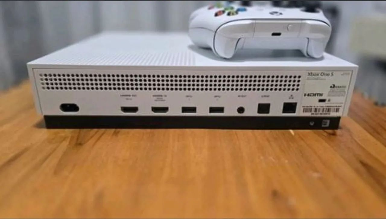 xbox one s 1tb com 2 controles - Foto 3