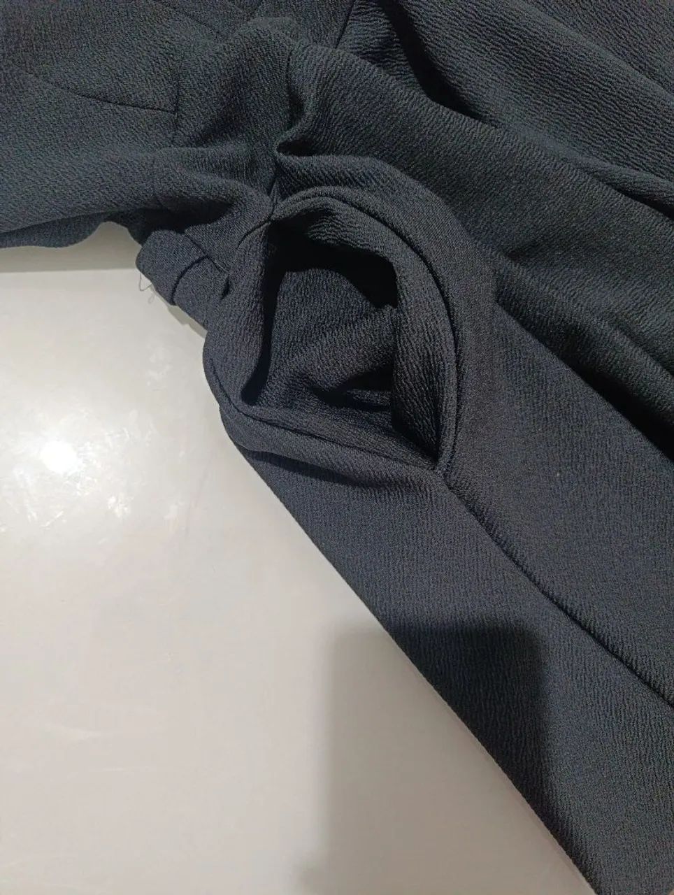 Vestido Preto Acinturado Godê Com Bolsos - Foto 3