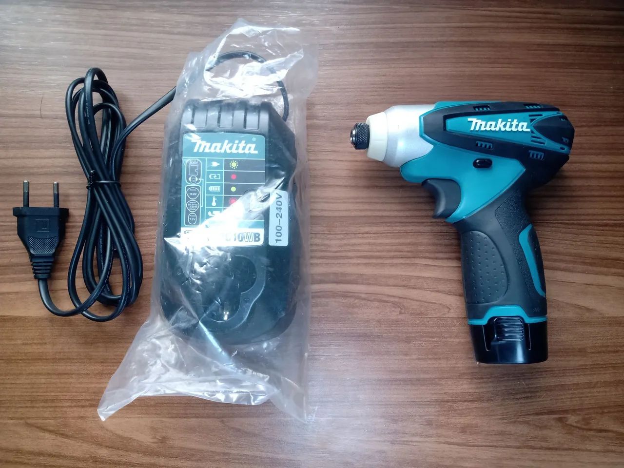 Parafusadeira e furadeira Makita sem fio, com carregador e bateria.