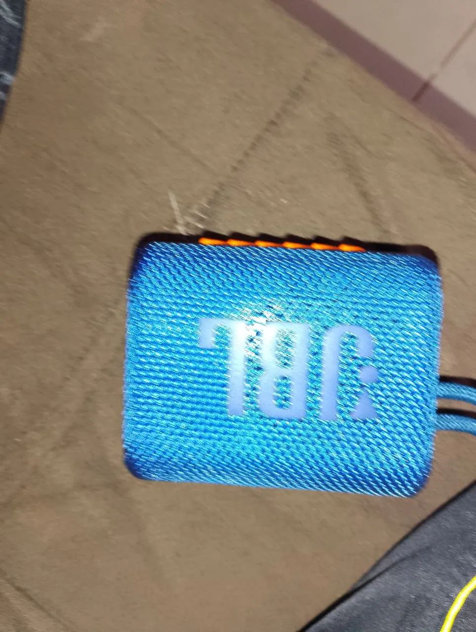 Um caixa  JBL 