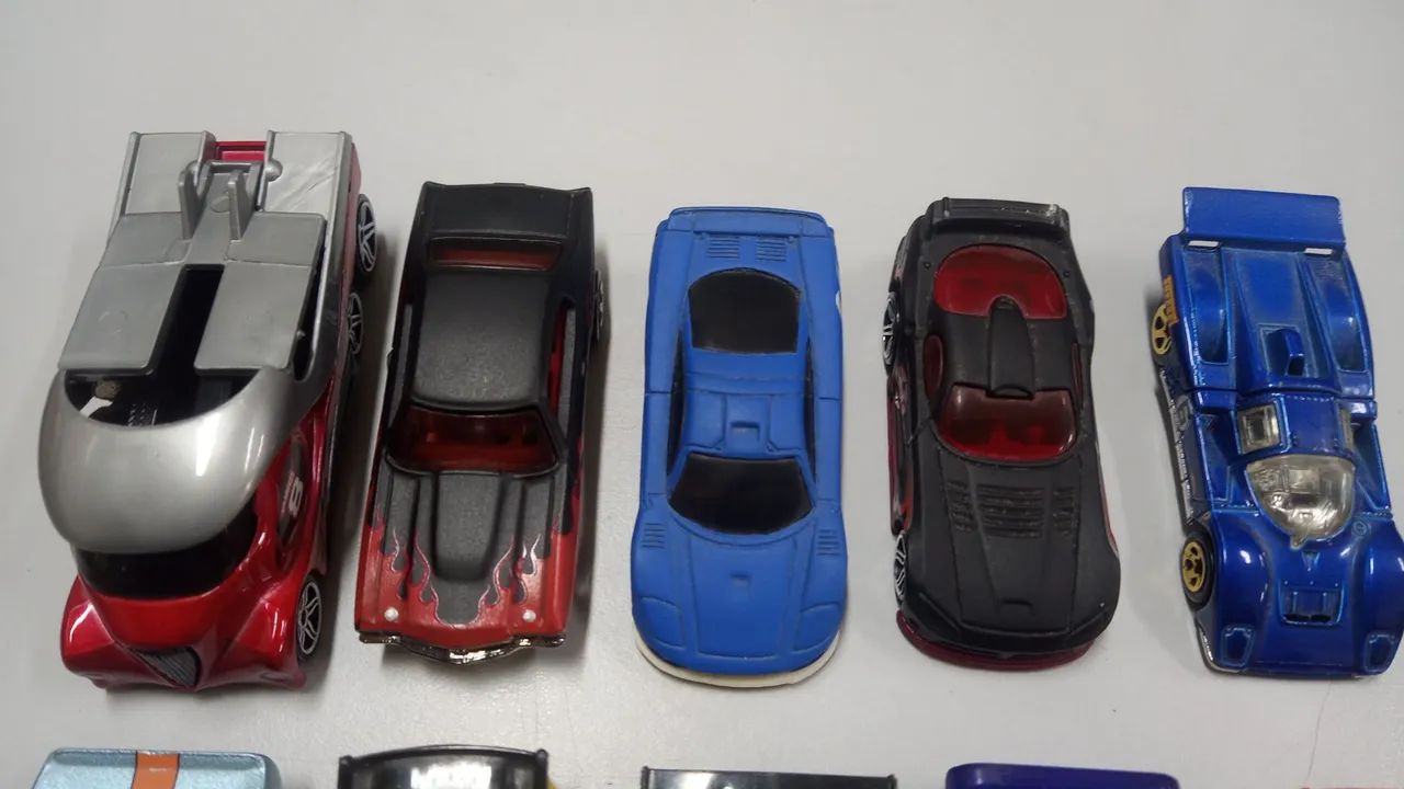 Lote Hot Wheels mais brinde bola da coca - Foto 3