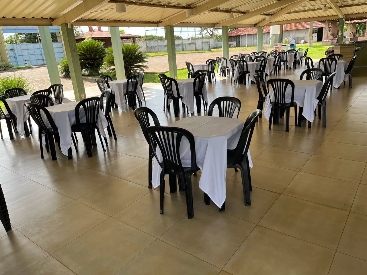 Locação de mesas cadeiras e toalhas para festa e eventos  - Foto 5