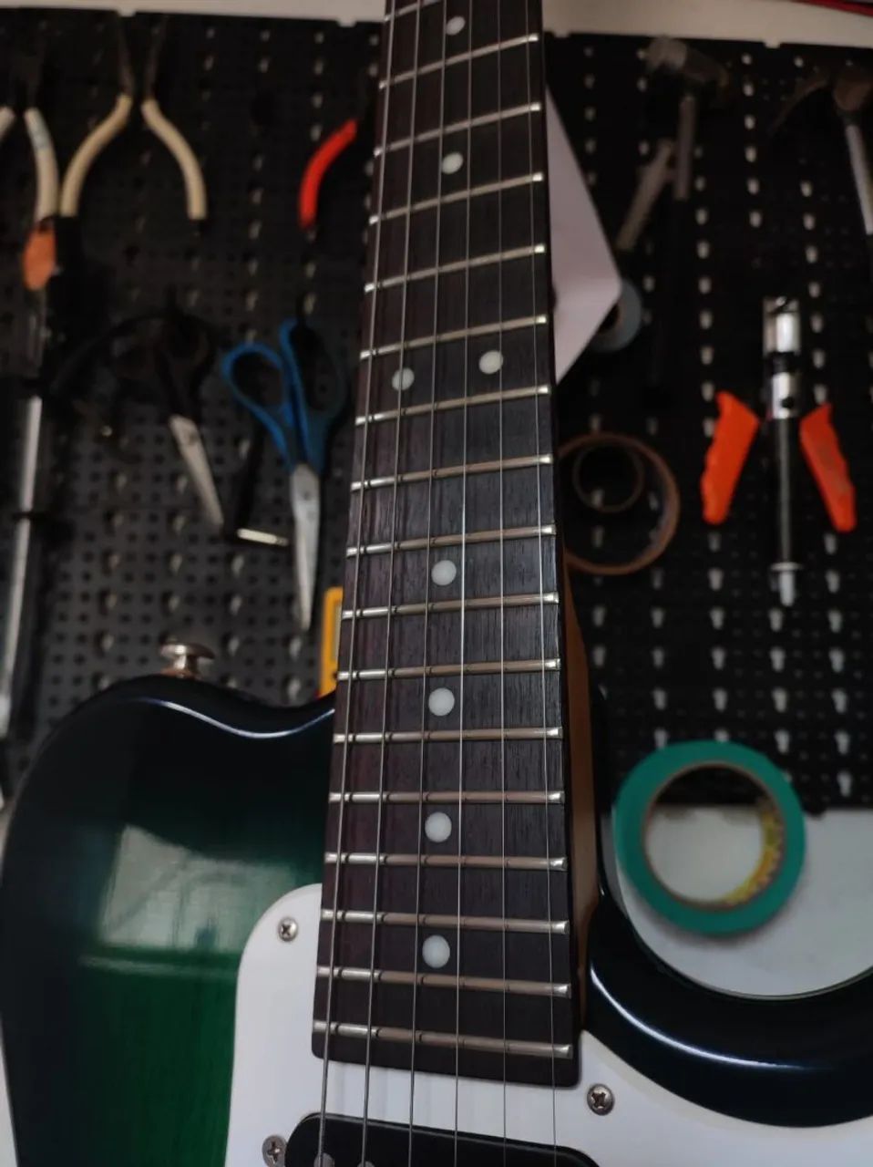 Vendo Guitarra Cast (Josino Saraiva) Híbrida de Strato/Tele 2002 - Foto 5
