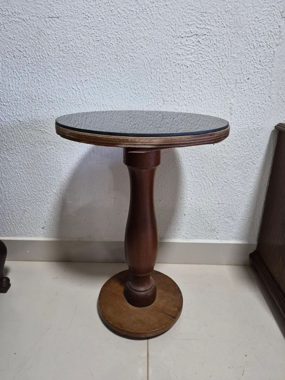 Mesa de apoio gueridon em madeira maciça nobre e tampo de vidro / móvel rústico em madeira - Foto 4