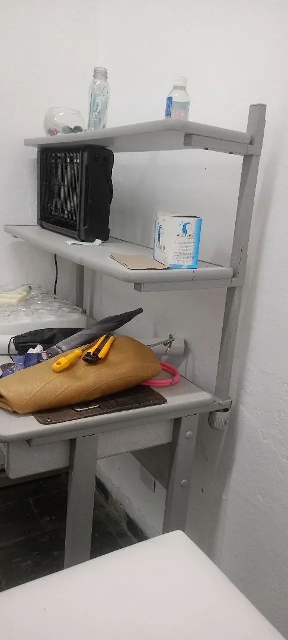 Mesa para escritório com prateleiras. - Foto 3